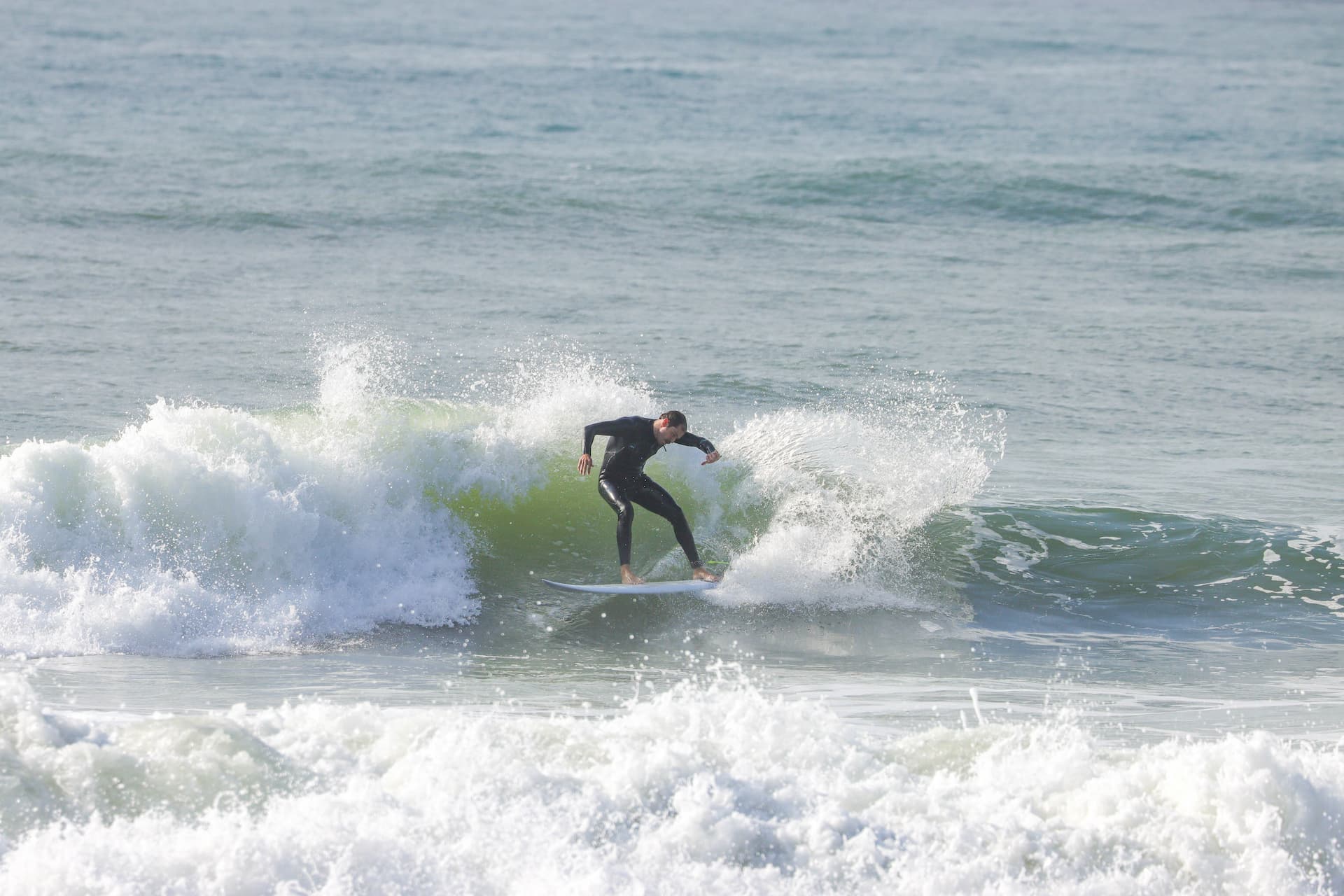 Leo surfando